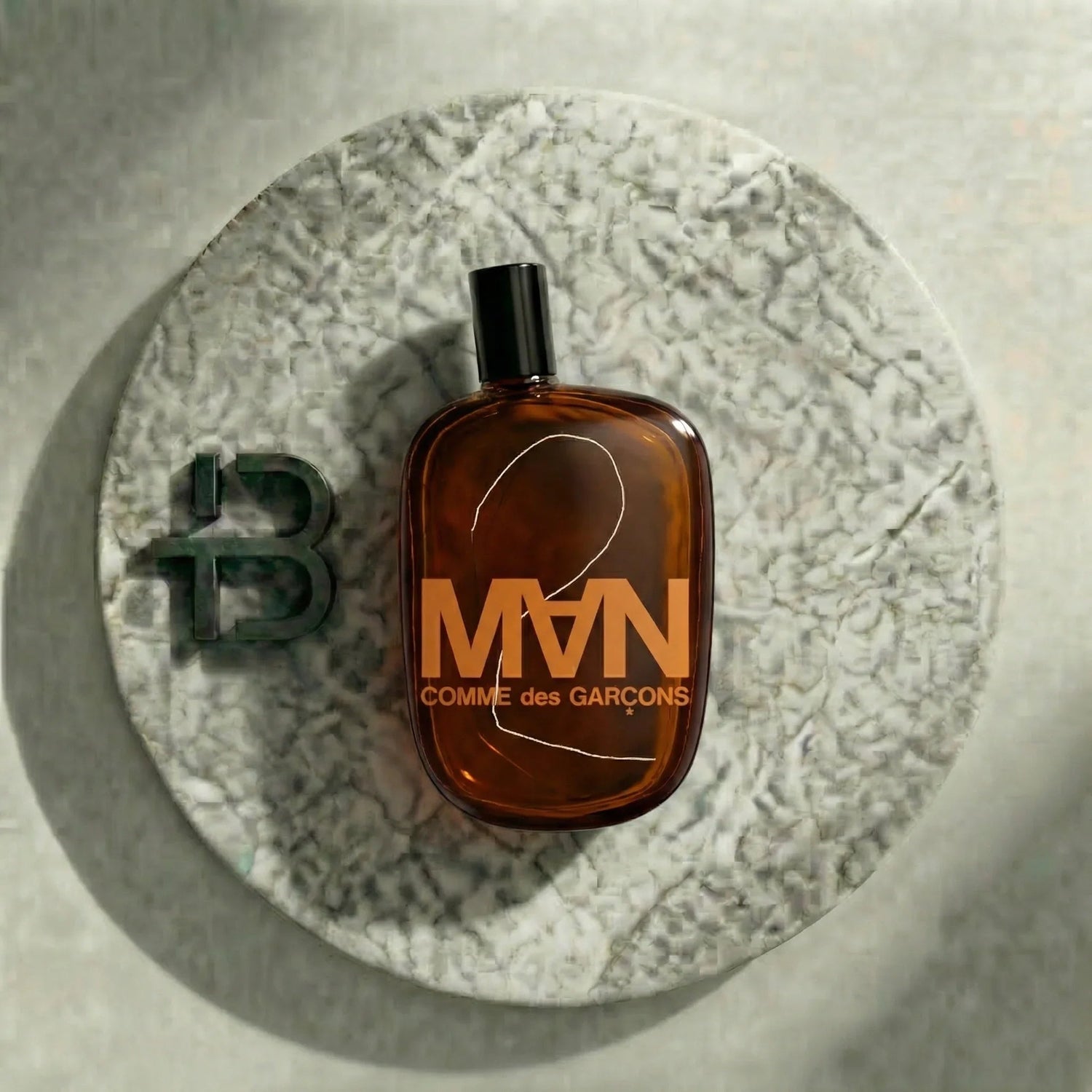 mach_dieser_Flasche_liegt_auf__Nano_Banana_Pro_69224 - BLACK ELIXIR - Maison de Parfum